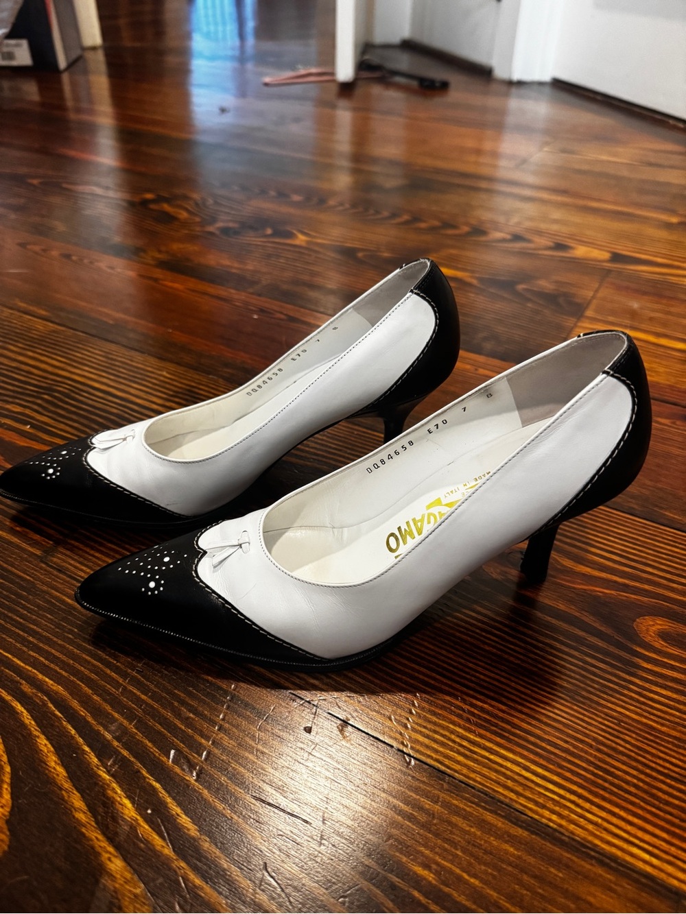 Women’s Salvatore Ferragamo Black and White Leather Vinatge Pumps Size 6